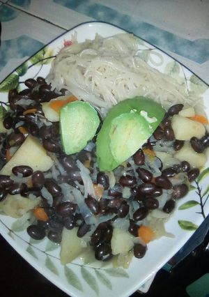 A picture of Njahi,spaghetti and avocado.