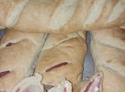 Una foto de pan casero de salame y queso