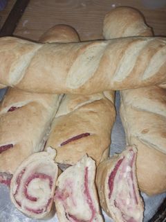 Una foto de Pan casero relleno con jamón queso y salame