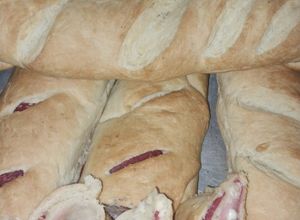 Una foto de Pan casero relleno con jamón queso y salame