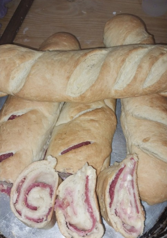 Una foto de Pan casero relleno con jamón queso y salame