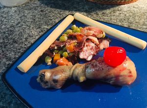 Una foto de Pollo en salsa de cereza y ensalada de verduras con tocineta