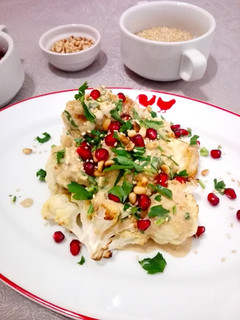 Una foto de Coliflor asada con tahini al limón