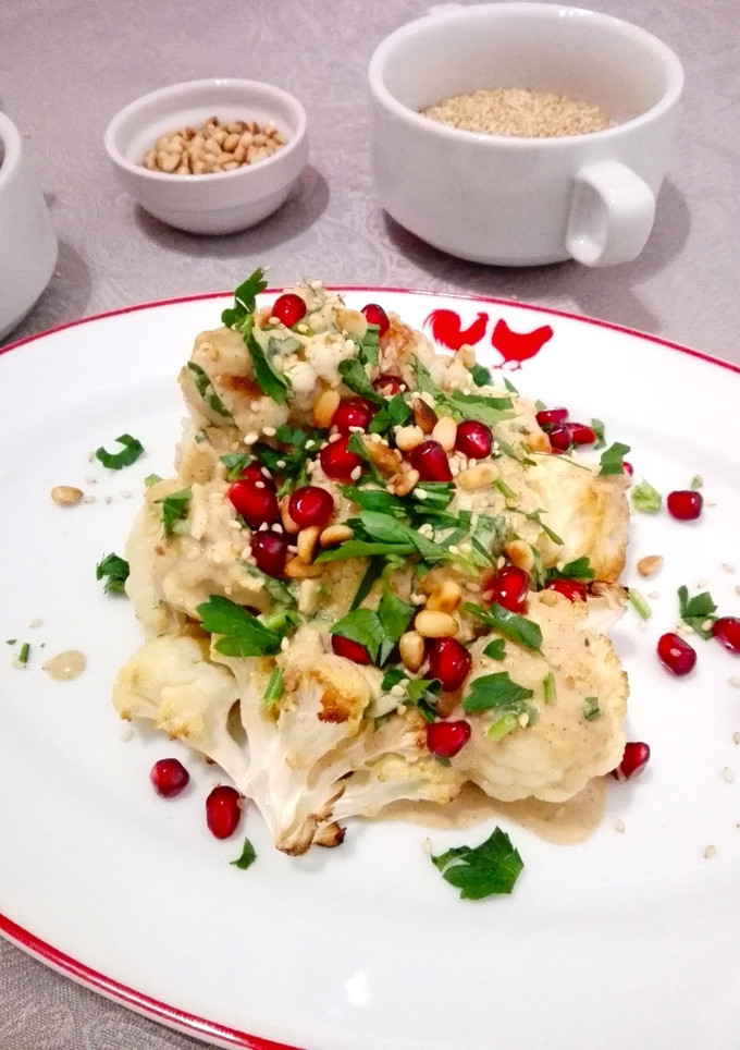 Una foto de Coliflor asada con tahini al limón
