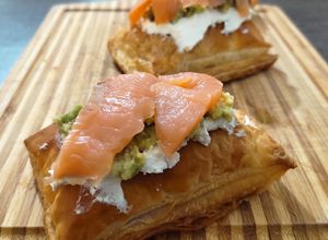 Foto di Sfogliatine con salmone e avocado
