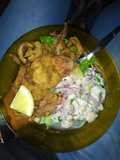 Ceviche de merluza y chicharrón