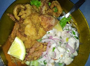 Una foto de Ceviche de merluza y chicharrón