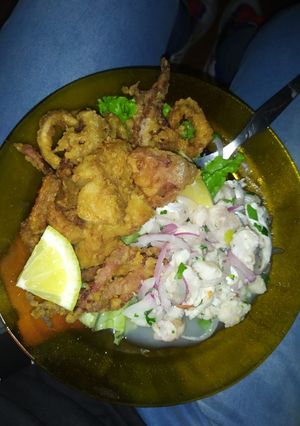 Una foto de Ceviche de merluza y chicharrón