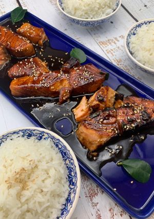 Une photo de Saumon à la sauce asiatique