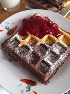Una foto de Waffles bicolor con salsa de frambuesas