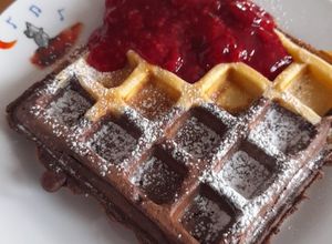 Una foto de Waffles bicolor con salsa de frambuesas
