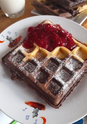 Una foto de Waffles bicolor con salsa de frambuesas