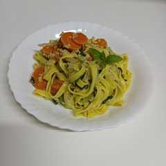 Una foto de Pasta con verduras y soja texturizada con salsa de nata y curry verde