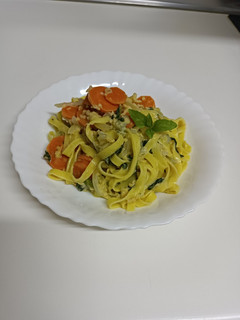 Una foto de Pasta con verduras y soja texturizada con salsa de nata y curry verde