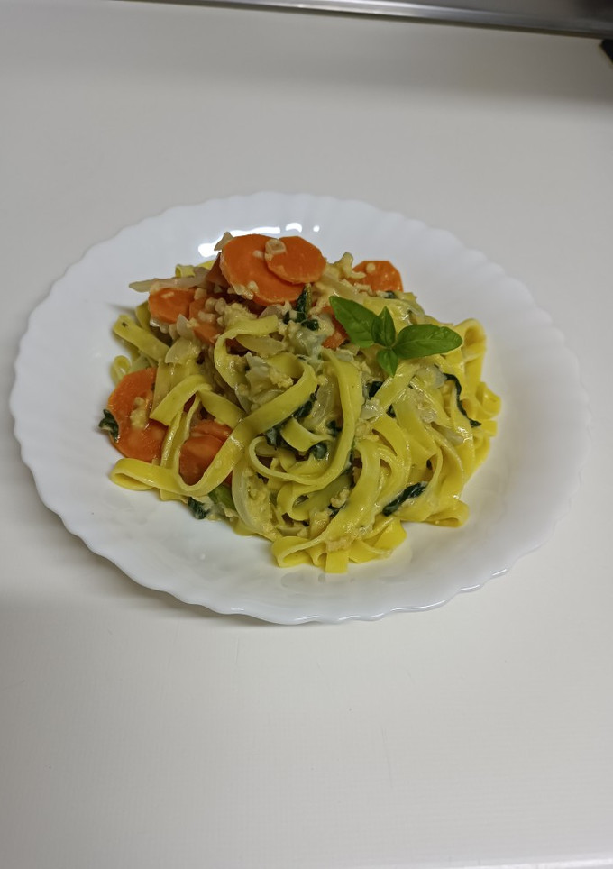 Una foto de Pasta con verduras y soja texturizada con salsa de nata y curry verde