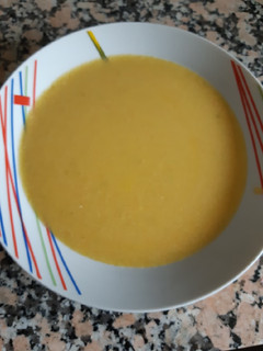 Una foto de Crema de verduras y pollo
