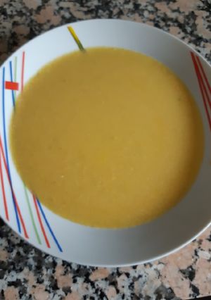 Una foto de Crema de verduras y pollo
