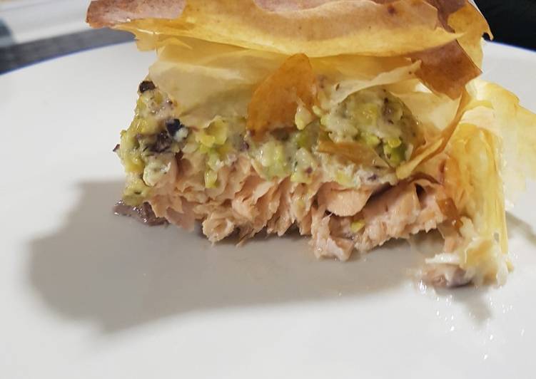 Salmón envuelto en masa filo con relleno de pistachos en salsa