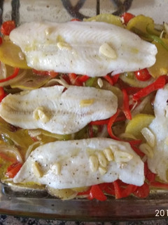 Una foto de Pescado blanco con verduras