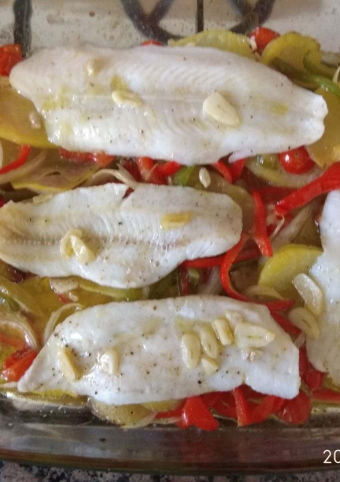 Una foto de Pescado blanco con verduras