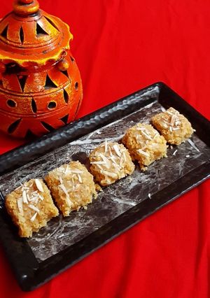 मूंग दाल बर्फी (Moong dal barfi recipe in Hindi) रेसिपी मुख्य फोटो