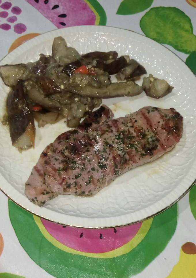 Una foto de Pavo a la plancha con berenjena picante