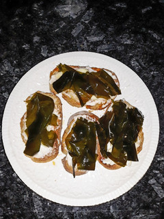 Una foto de Tostadas de queso crema y algas wakame