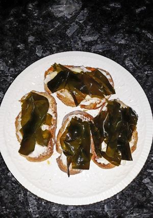Una foto de Tostadas de queso crema y algas wakame