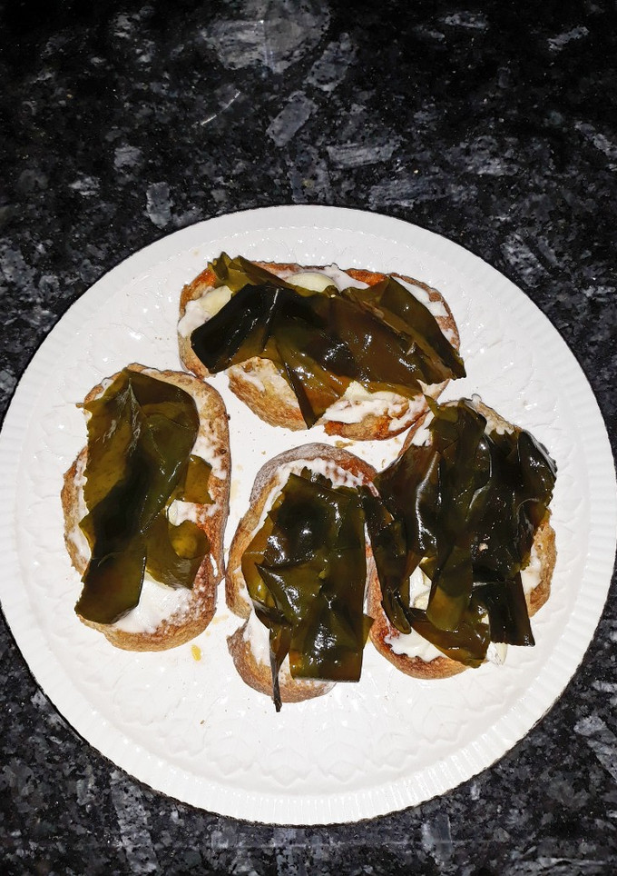 Una foto de Tostadas de queso crema y algas wakame
