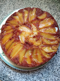 Una foto de Torta de pera invertida