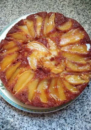 Una foto de Torta de pera invertida