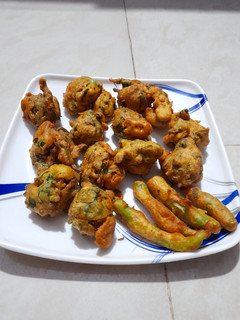 पालक पकौड़ा(palak pakoda recipe in hindi) रेसिपी मुख्य फोटो