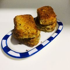 A picture of Tuc nuggets sandwich.