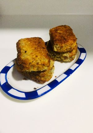 A picture of Tuc nuggets sandwich.