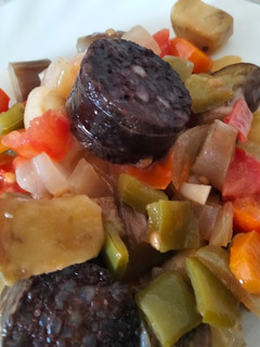 Una foto de Morcilla con pisto exótico