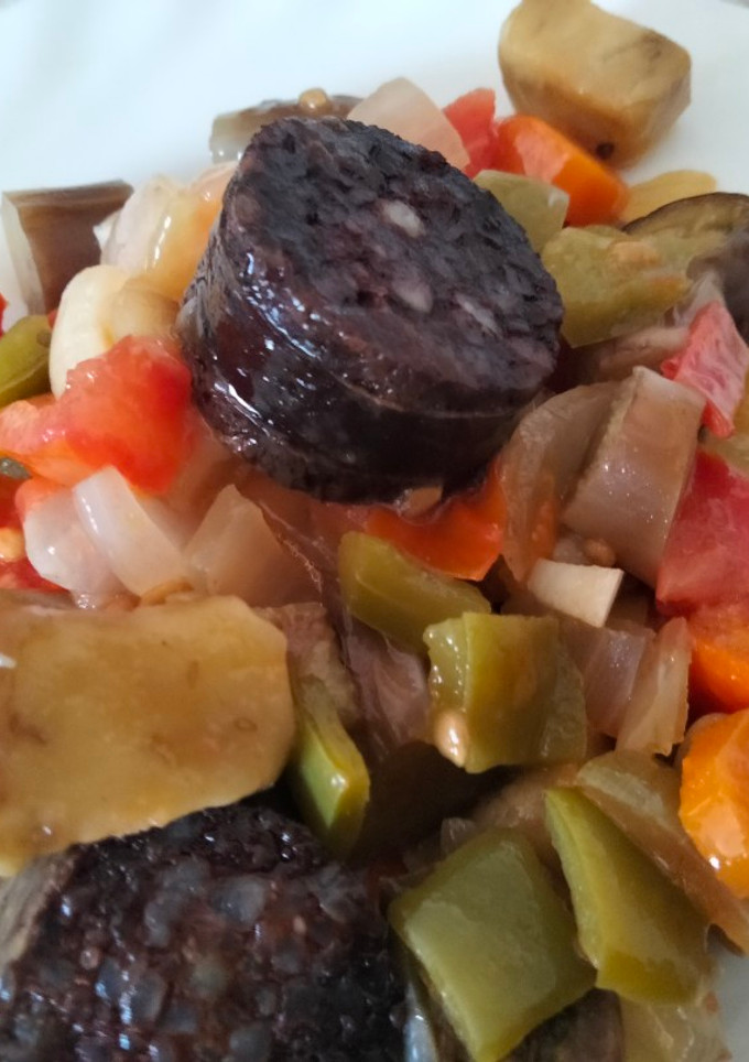Una foto de Morcilla con pisto exótico