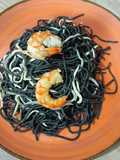 Espaguetis negros con gulas y gambones