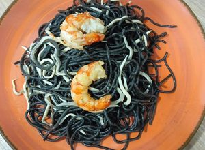 Una foto de Espaguetis negros con gulas y gambones