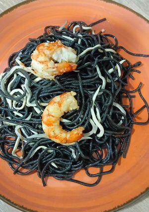 Una foto de Espaguetis negros con gulas y gambones