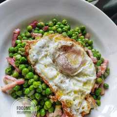 Una foto de 🌿Guisantes tiernos con bacon y huevo a la plancha 🌿