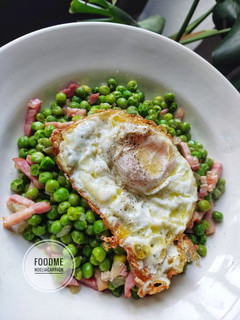 Una foto de 🌿Guisantes tiernos con bacon y huevo a la plancha 🌿