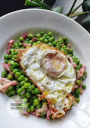Una foto de 🌿Guisantes tiernos con bacon y huevo a la plancha 🌿