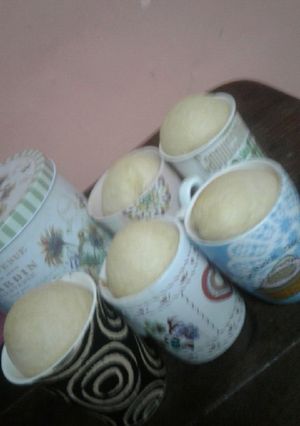 Una foto de Torta en taza de banana y naranja