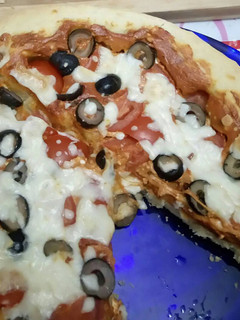 صورة لوصفة بيتزا 🍕 بالجبنة الفيتا وبيتزا باللحمة المفرومة والموتزاريلا 😍