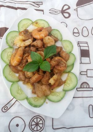 Hình của món Tôm đất ram thịt ba chỉ.