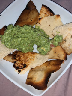 Una foto de Pita Chips con Guacamole