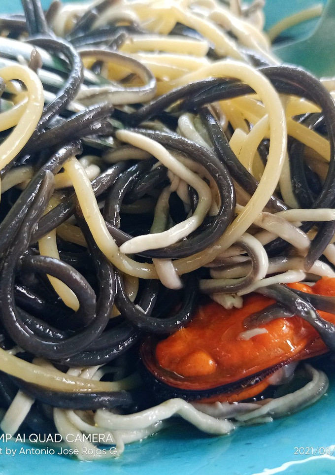 Una foto de Mix de spaghetti con anguriñas de surimi y mejillones