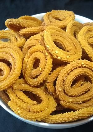 ચકરી(Chakri recipe in Gujarati) રેસીપી મુખ્ય ફોટો