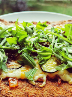 Una foto de Pizza keto con base de harina de almendra
