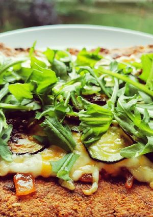 Una foto de Pizza keto con base de harina de almendra